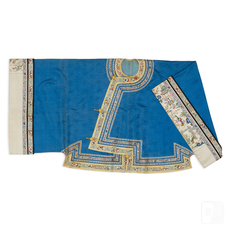 晚清 藍地緞暗綉纕邊襖 牙白地庭院人物紋挽袖 | A BLUE-GROUND SILK DAMASK INFORMAL COAT, AO